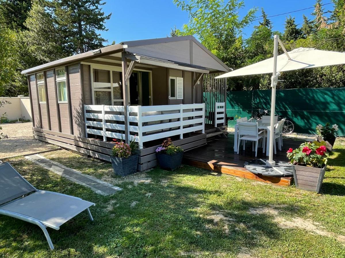 Avignon, joli chalet en campagne très proche de la ville Esterno foto