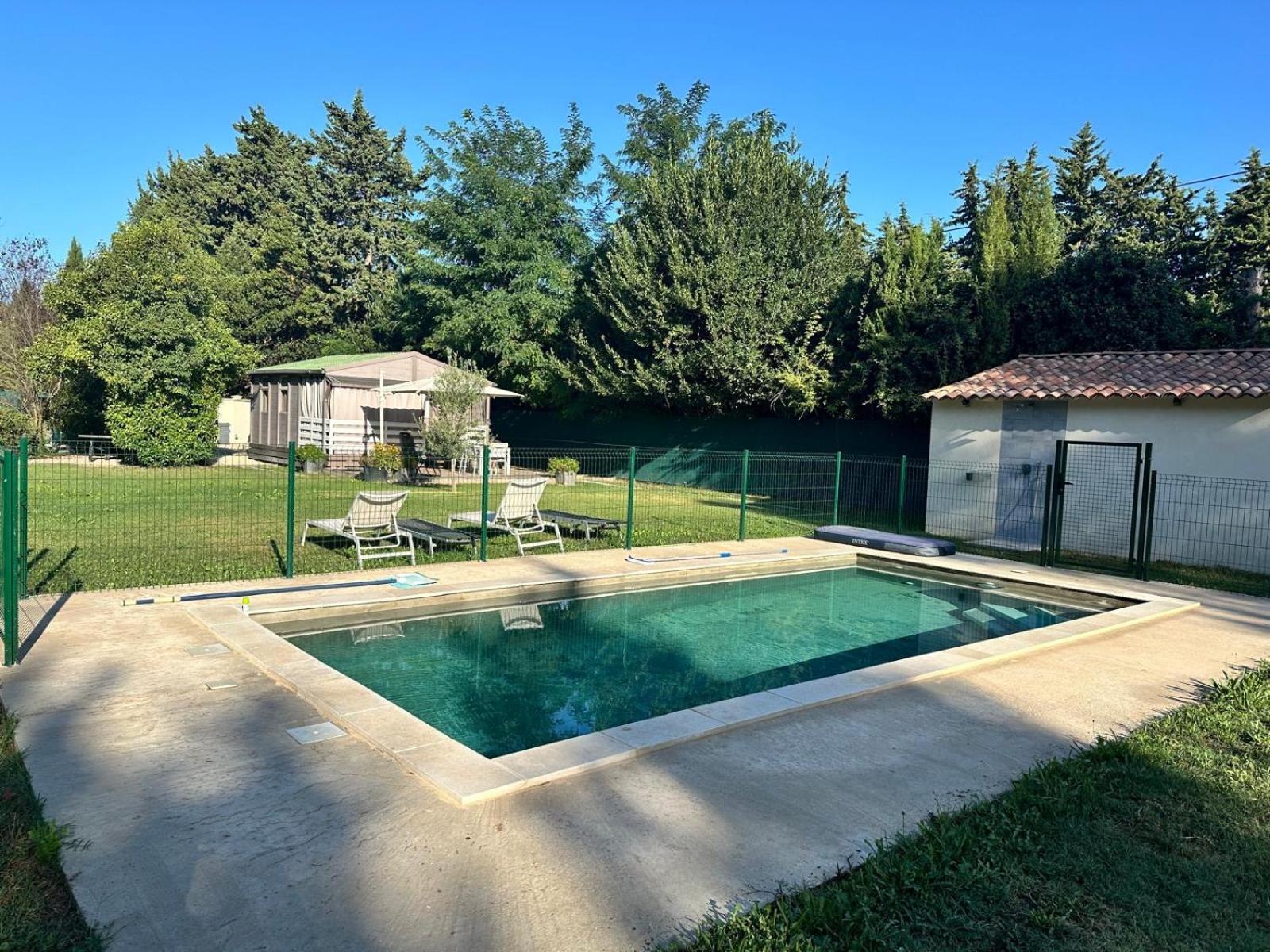 Avignon, joli chalet en campagne très proche de la ville Esterno foto
